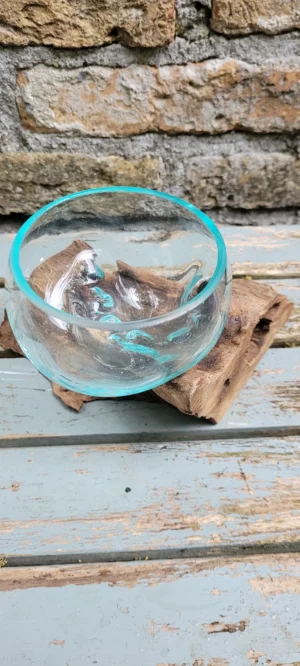 vaas klein Handgemaakte kom van gerecycled glas op wortelhout