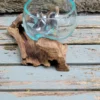 Handgemaakte kom van gerecycled glas op wortelhout