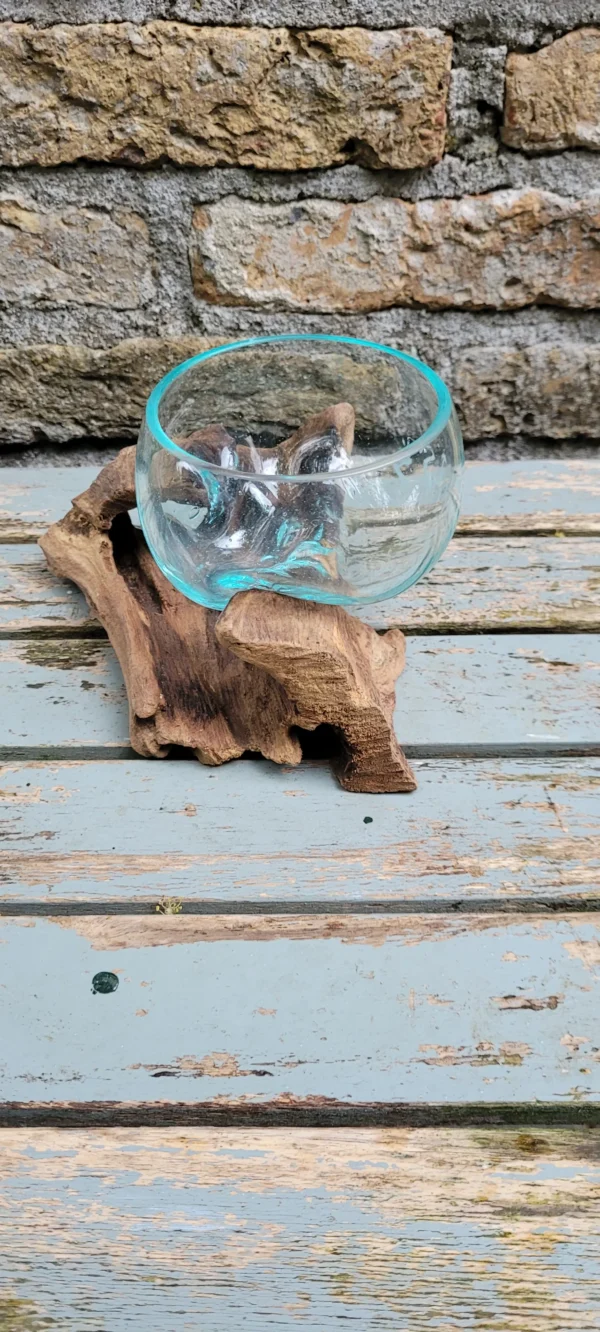 Handgemaakte kom van gerecycled glas op wortelhout