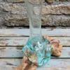 vaas nieuw Handgemaakte vaas van gerecycled glas op wortelhout