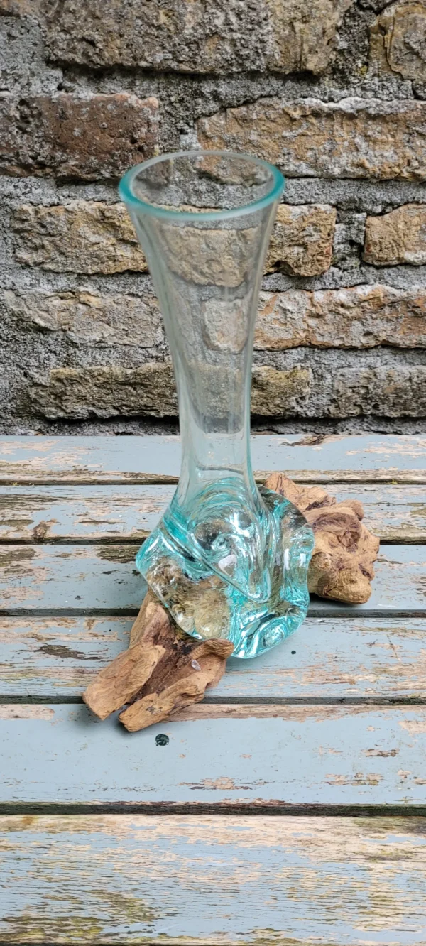 vaas nieuw Handgemaakte vaas van gerecycled glas op wortelhout