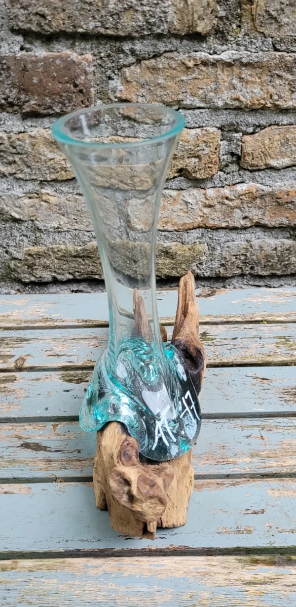 vaas nieuw1 Handgemaakte vaas van gerecycled glas op wortelhout